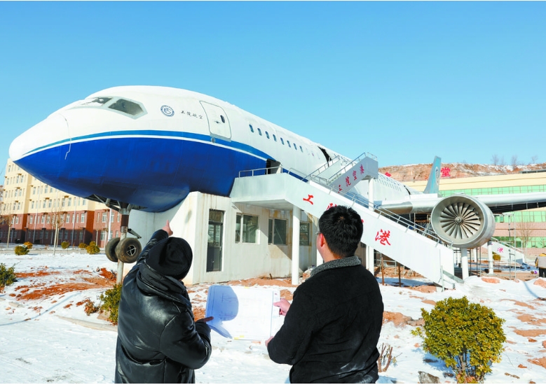 5位大學老師在校園造了一架“C929大飛機”